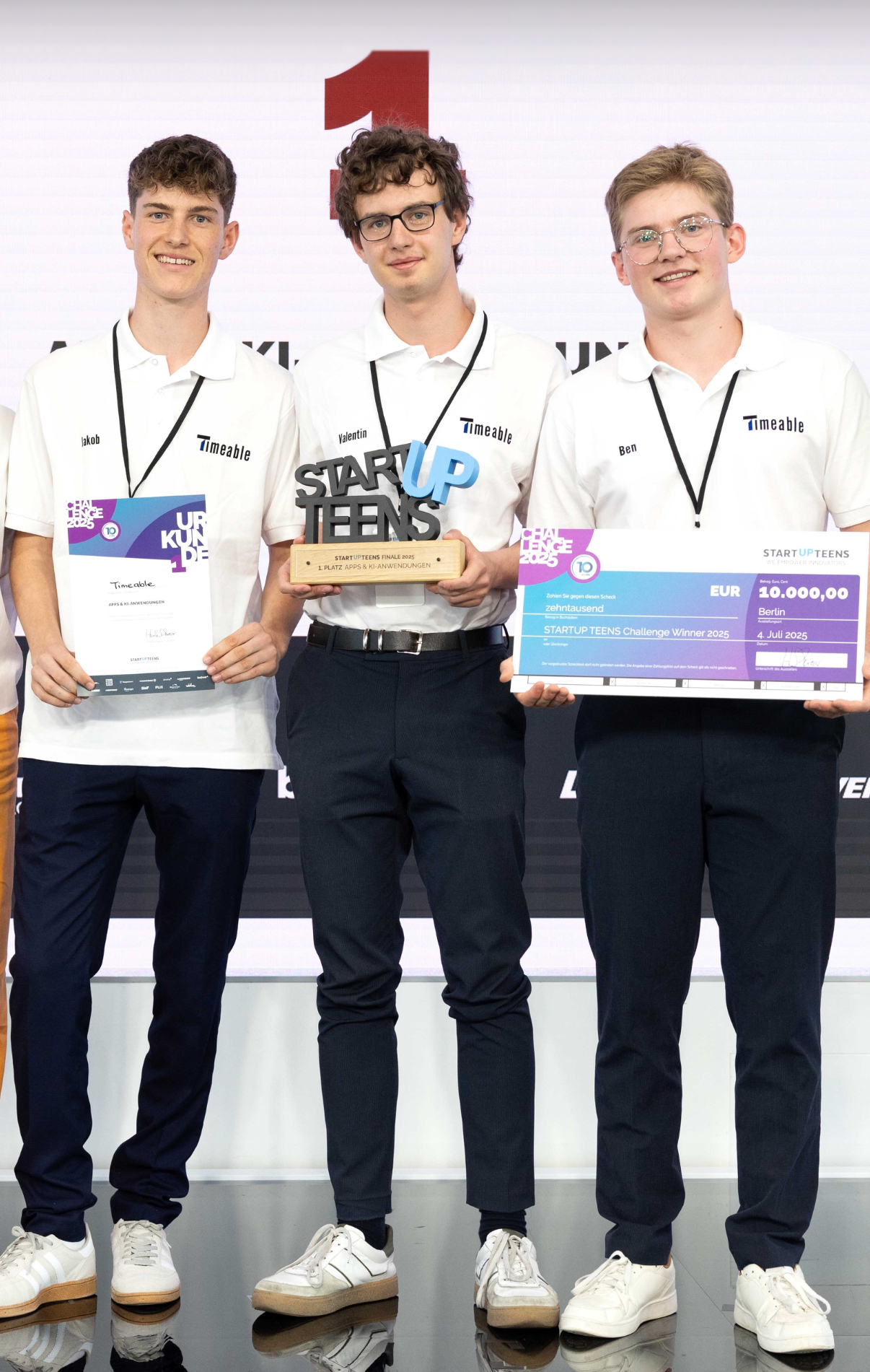 Jakob Zick winning Startup Teens 2025 with the Timeable team