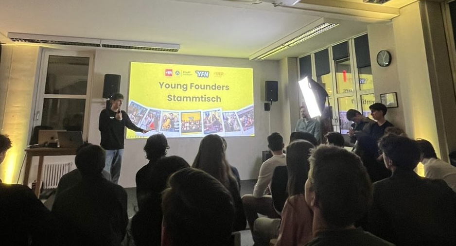 Jakob Zick speaking at Young Founders Stammtisch in Stuttgart